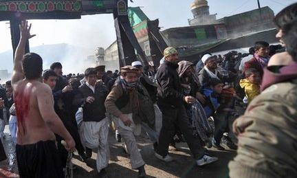 Kabul: kamikaze si fa esplodere davanti a un santuario sciita, 30 morti