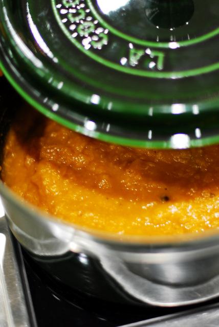 La zuppa speziata all'amaretto di Saschira in cocotte per Nuvolari Casa