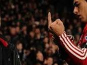 Luis Suarez mostra dito medio tifosi Fulham