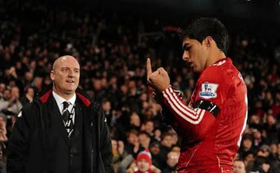 Luis Suarez mostra il dito medio ai tifosi del Fulham