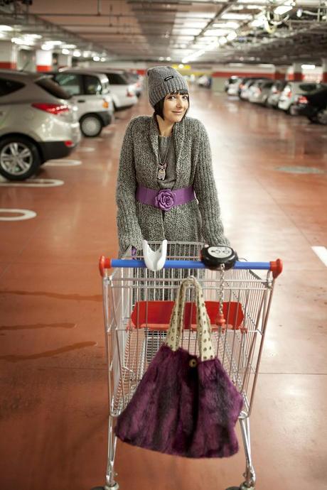 Let’s go to the supermarket: my shopping… dressed in grey and purple!