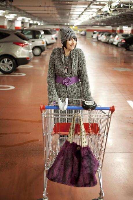 Let’s go to the supermarket: my shopping… dressed in grey and purple!