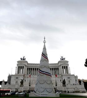 Piazza Venezia albero di Natale ecocompatibile: il più odiato d’Italia