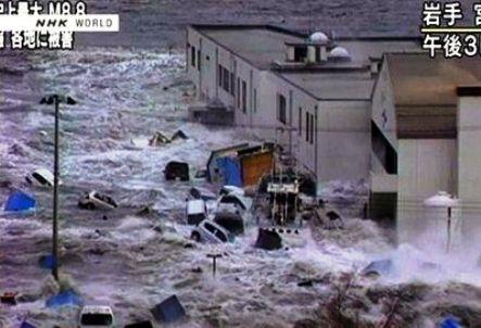 Due enormi onde assassine hanno causato il devastante tsunami di marzo in Giappone
