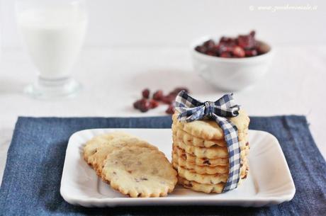 Biscotti alle mandorle e mirtilli rossi