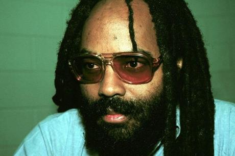 Mumia (ex Pantere nere) non sarà giustiziato. Era in un carcere americano, condannato a morte, da trent'anni