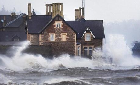 Violenta tempesta di vento si è abbattuta in Gran Bretagna