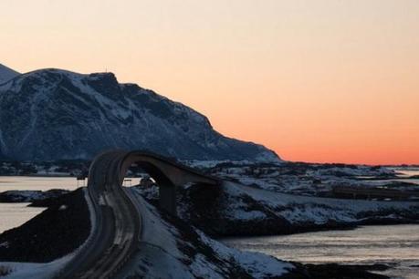Illusione ottica, in Norvegia il ponte che conduce al baratro