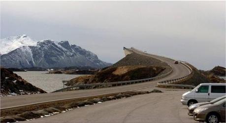 Illusione ottica, in Norvegia il ponte che conduce al baratro