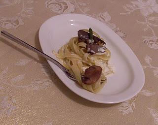 fettuccine asparagi e porcini su fonduta di bufala