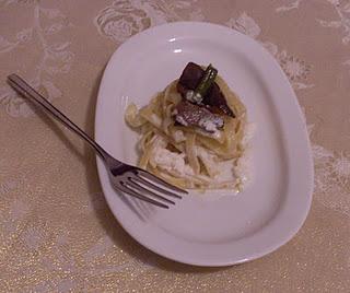 fettuccine asparagi e porcini su fonduta di bufala