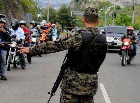 Honduras: vietati i passeggeri sulle moto. Una misura anti killer
