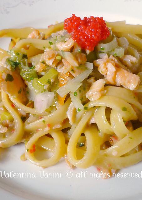 Tagliatelle al salmone e caviale al profumo di pesto