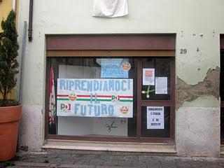 La politica in vetrina in Via Bacchini A Fidenza