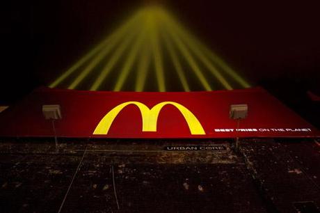 Patatine fatte di luce per il nuovo billboard McDonald’s