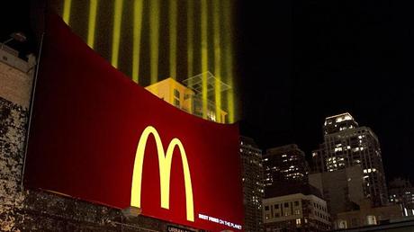 Patatine fatte di luce per il nuovo billboard McDonald’s