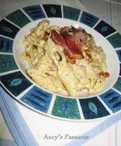 Penne con crema di noci e speck croccante