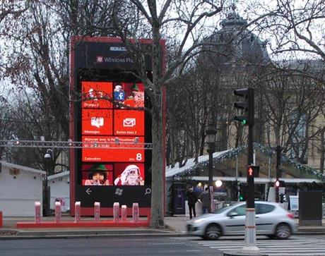 Smartphone Gigante a Parigi ! E’ un Nokia Lumia 800? : Video live