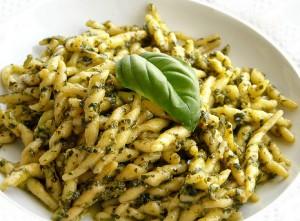 trofie con pesto, salmone e noci