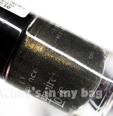 A close up on make up n°46: Essence, Smalti True love e Old gold buffi LE Vampire's Love