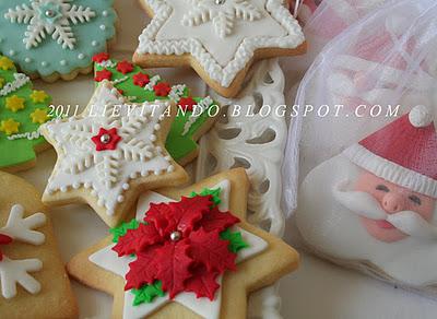 Biscotti  decorati con pasta di zucchero e ghiaccia reale