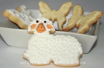 Biscotti  decorati con pasta di zucchero e ghiaccia reale