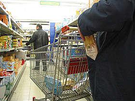 Pensionato non gli basta la pensione, pizzicato rubare al supermecato per fame.