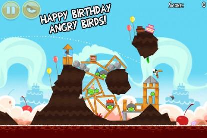 Angry Birds festeggia il compleanno, si aggiorna e sblocca tutti i livelli del gioco