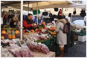 Le associazioni dei commercianti di Menfi propongono di spostare il Mercato del Sabato da via Bilello al centro storico e di cambiarne anche il giorno. Tu che ne pensi?