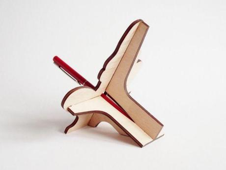 http://1.bp.blogspot.com/-3H8yzsVgJo0/Tbaj5TiZKLI/AAAAAAAADGw/hMGN6M5aPSw/s1600/2011-wooden-penstand-pornstar-limited-edition-peter-jakubik-buy-01.jpg