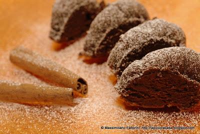 le torte: ciambella al cioccolato fondente con cuore di confettura al mandarino e cannella