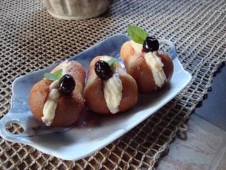 Babà con crema pasticcera e amarene Fabbri.