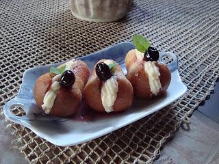 Babà con crema pasticcera e amarene Fabbri.