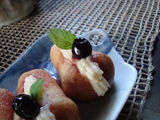 Babà con crema pasticcera e amarene Fabbri.