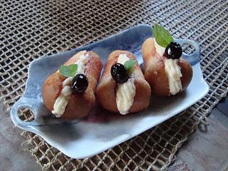 Babà con crema pasticcera e amarene Fabbri.