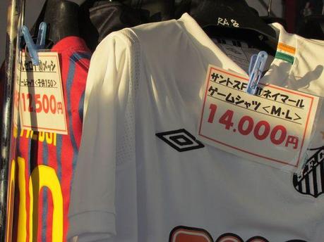 Calcio, Giappone: maglia del Santos costa più di quella del Barcellona. Che prezzi al Mondiale Fifa