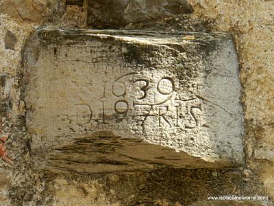 Sulla chiesa di Pigna c'è scritto: D197RIS, cosa vorrà dire?