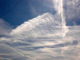 Le scie di condensa per essere visibili da terra devono essere di larghezza inferiore o 80 metri (che corrisponde a poco più dell'apertura alare dell'aereo)