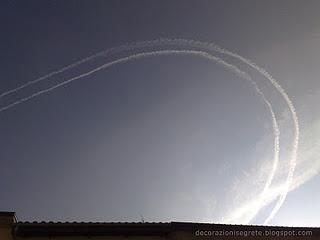 Le scie di condensa per essere visibili da terra devono essere di larghezza inferiore o 80 metri (che corrisponde a poco più dell'apertura alare dell'aereo)