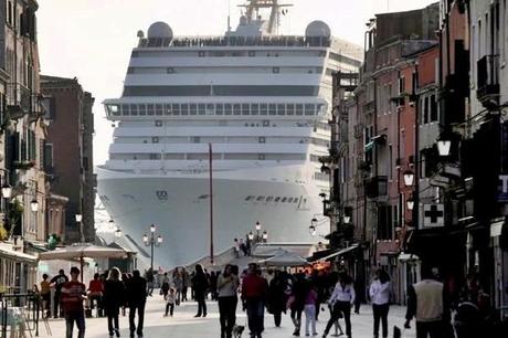 Venezia dice basta alle navi da crociera in laguna.