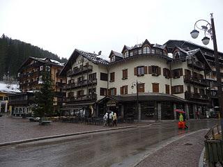 Dormire in un Hotel a Madonna di Campiglio tra neve perenne e laghi azzurri