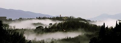 su di un mare di nebbia fluttuante