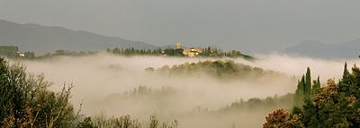 su di un mare di nebbia fluttuante