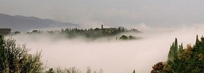 su di un mare di nebbia fluttuante