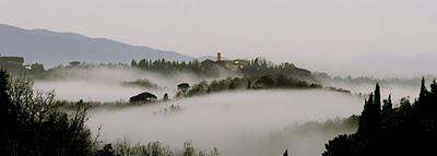 su di un mare di nebbia fluttuante