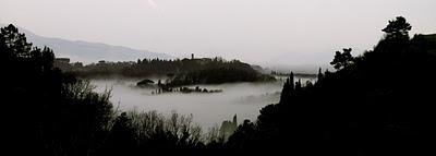 su di un mare di nebbia fluttuante