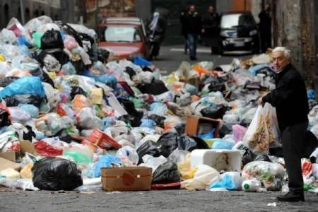 Napoli Rifiuti Inquinamento 450x300 Napoli: Morti Bianche a Cesoria, i rifiuti uccidono