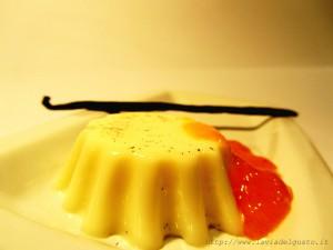 Panna cotta aromatizzata alla vaniglia & salsa di cachi selvatici