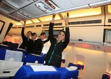 THAILANDIA: LA P.C. AIR ASSUME 4 HOSTESS TRANS