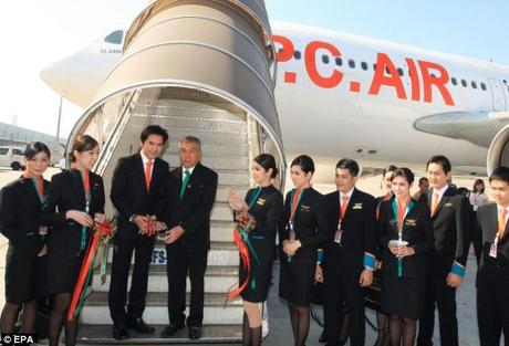 THAILANDIA: LA P.C. AIR ASSUME 4 HOSTESS TRANS